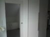 Schiebetuere weiss hinter Schrank